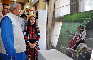 The Governor of Arunachal Pradesh Shri P.B. Acharya visiting the exhibition stalls by Mizo artists during the Young talented Artist Award ceremony in Darbar Hall, Raj Bhavan, Itanagar on 25th August 2017.